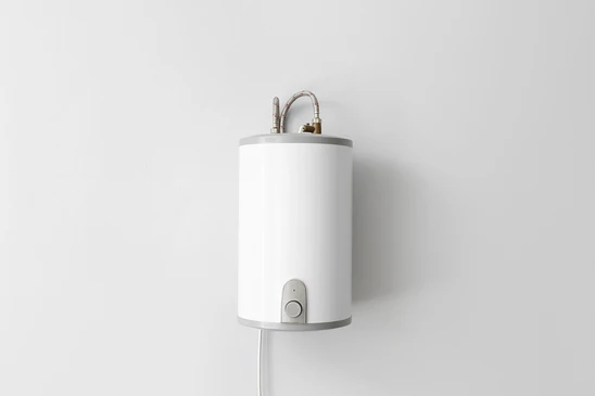 Intérieur minimaliste avec chauffe-eau électrique mural blanc installé sur mur gris clair